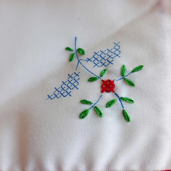SET OF FOUR EMBROIDERED NAPKINS - Picture 2 of 5